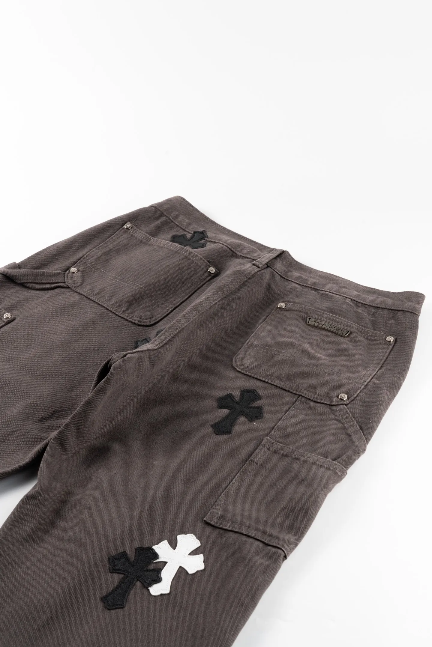 P250 Chrome Hearts Matty Boy Sex Records Patchwork leather workwear high street jeans It is well known that chromehearts jeans use vintage Levis jeans as the base for their creations. They usually add their own unique silver buckles and silver ornaments, plus patchwork embellishments. This is what doubles the value of these vintage jeans. Because the base is vintage jeans, the jeans themselves have become very soft and comfortable after years of baptism. This can be distinguished from ordinary jeans. Regarding the size, you should also refer to the pants data. Style number: 1636# Color: Gray Size: 28 30 32 34 36